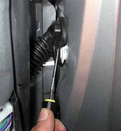 How to Wire Through a Door Molex. -- posted image.